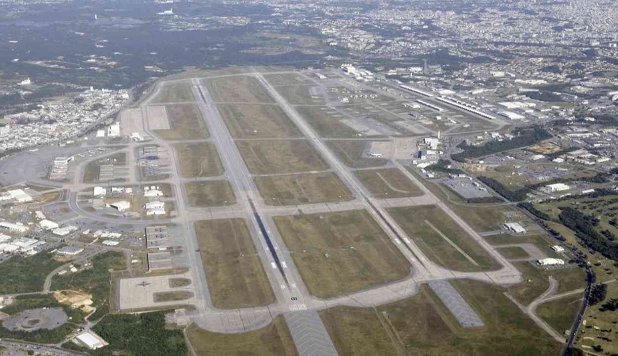 Missile-tracking aircraft