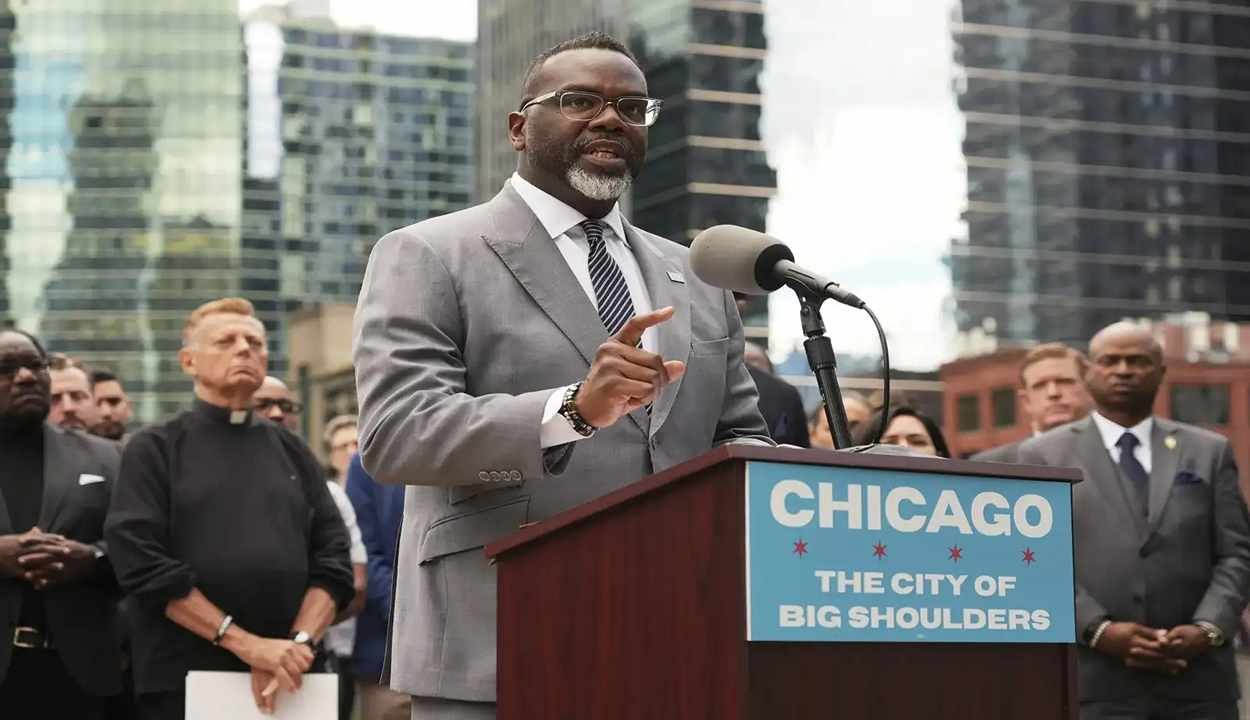 Trump threats chicago mayor opportunity risk